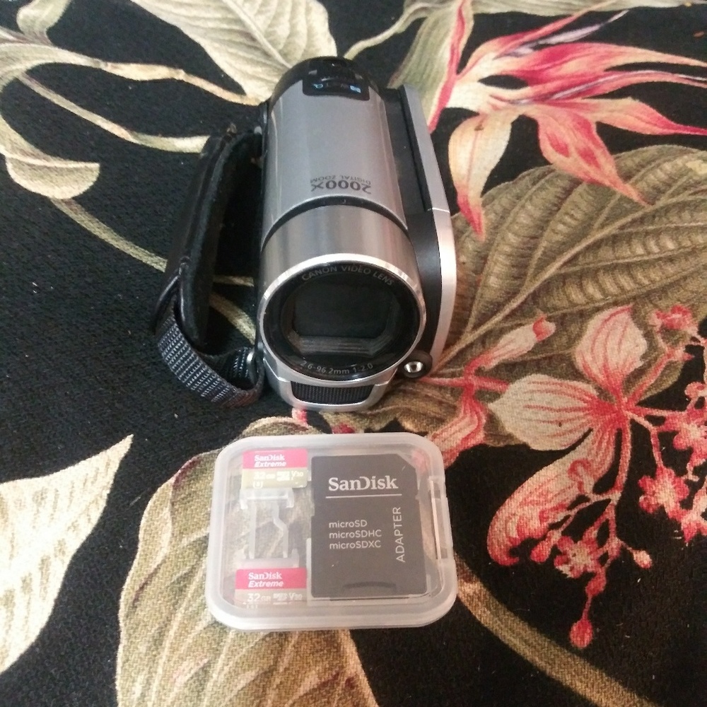 Canon FS300 2000X ZOOM CAMCORDER WITH SD CARDS